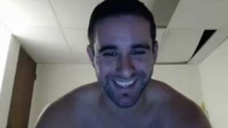 ragazzo carino che chiacchiera e stuzzica in webcam