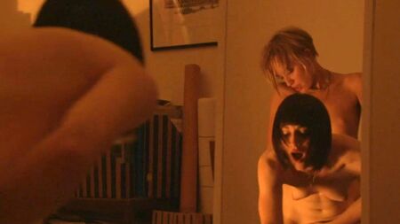 Ruta Gedmintas e Natasha O'Keeffe: sesso con un dildo