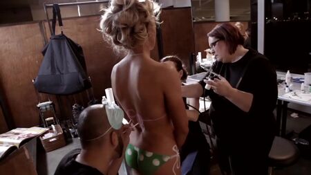 La star del golf Natalie Gulbis si mostra completamente nuda, indossando solo del body painting _ Sport I