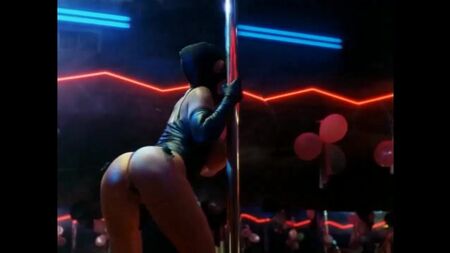 Julie K. Smith in topless - Il giorno del guerriero (1996)