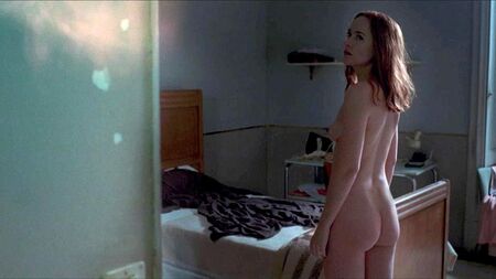 La scena di nudo di Dakota Johnson in "Suspiria" su ScandalPlanet.Com