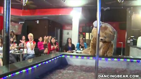 Festa di pompini con orsi ballerini in un locale di spogliarelliste - 720p