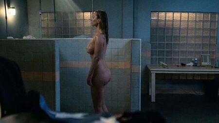 Scena con Betty Gilpin nuda (senza veli) su ScandalPlanet.Com