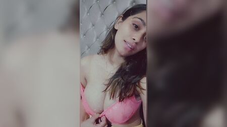 Ragazza indiana che gioca con il seno prosperoso – Audio in hindi