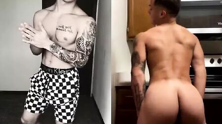 un ragazzo sexy che si mostra nudo
