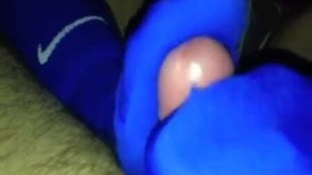 Pompino con i piedi e con le dita dei piedi in calzini da calcio blu