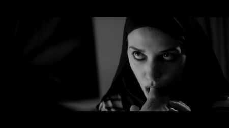 Sheila Vand nuda - Una ragazza torna a casa da sola di notte (2014) WEB-DL HD 1080 Guarda online
