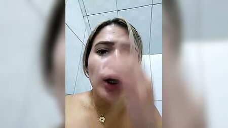 Sara ha un orgasmo alla fermata dell'autobus