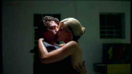 Natasha Henstridge nuda - Secon Skin (2000)