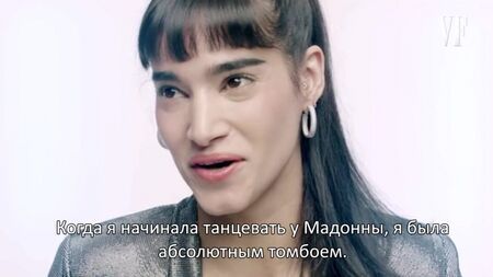 Sofia Boutella si alza dal letto facendo un ponte