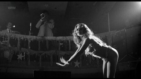Valerie Perrine, Kathryn Witt nude - Lenny (USA 1974)