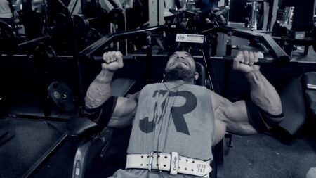 Sergio Oliva Jr. allena il petto