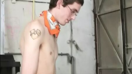 Olandese con la bocca brutta e gli occhiali