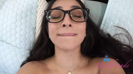 La ragazza amatoriale Madison Wilde, con gli occhiali, si fa leccare la figa e succhia un cazzo in POV