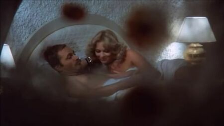 Sybil Danning nel ruolo di Brenda in una scena del film *Il giorno del cobra* (1980)