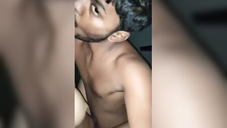 La giovane coppia sta facendo sesso