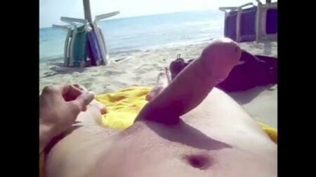 Erezione in spiaggia per nudisti