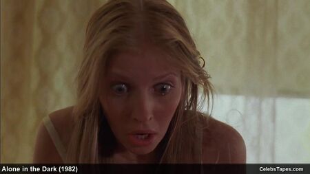 Scene di film con l'attrice bionda Carol Levy in topless e in lingerie