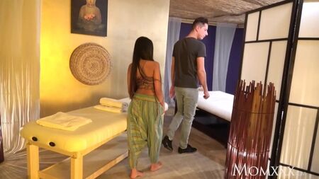 STEP MOM: massaggio thailandese e sesso appassionato con una MILF asiatica arrapata