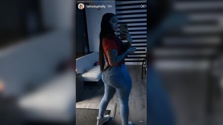 Holly Booty, tutta tatuata
