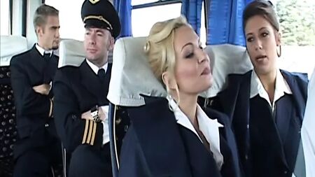Una hostess sexy ha deciso di fare sesso prima della fine del volo