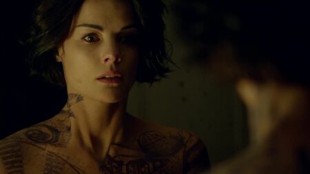 Jaimie Alexander nuda - Blindspot (2015) - s01e01 (1080p)