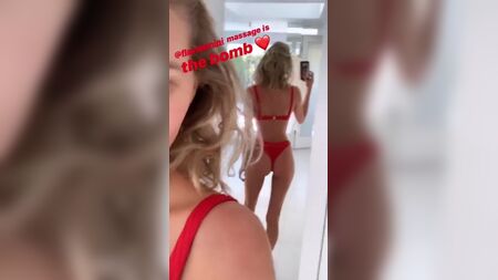 Elsa Hosk in maglietta e mutandine, selfie scattato