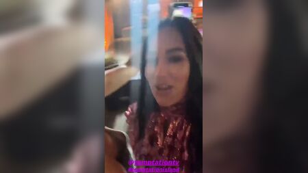 Il capezzolo scoperto di Nikki Bella in un selfie con Brie Bella