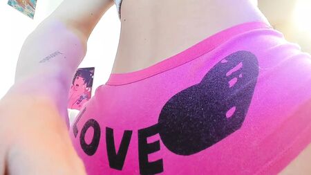Primo piano di mutandine bagnate: feticismo del "camel toe"