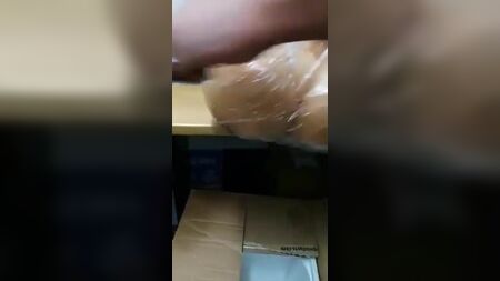 ragazzi pakistani che giocano con il sedere di una bambola gonfiabile
