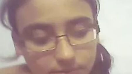 Una studentessa universitaria indiana si diverte con il suo ragazzo