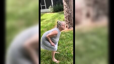 Nonna con le tette cadenti senza reggiseno