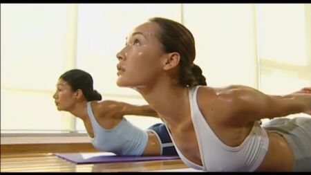 Maggie Q: piedi e pianta dei piedi nello yoga