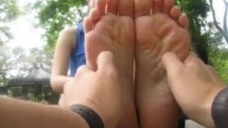 piedi sudati di giovani