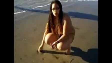 Nudista di colore nudo sulla spiaggia