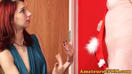 Una rossa in CFNM si masturba davanti a un uomo in mankini natalizio