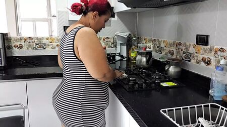 Ho sedotto la mia matrigna per scopare in cucina