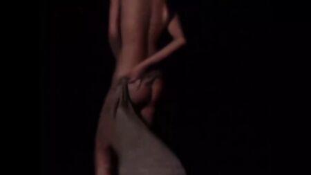 Incidente di moda: modella in passerella nuda
