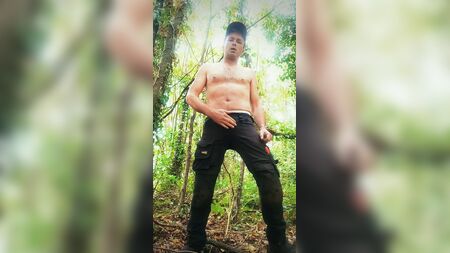 Pissing con l'erezione e sborrata tra gli alberi