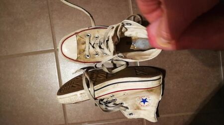 Eiaculazioni su un paio di Converse bianche sporche