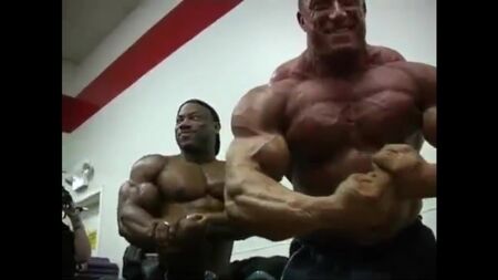 Markus Ruhl, Jay Cutler, Dexter Jackson e Gunter Schlierkamp in posa prima del Mr. Olympia 2004