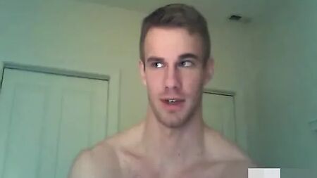 Ragazzo muscoloso e etero in webcam con audio