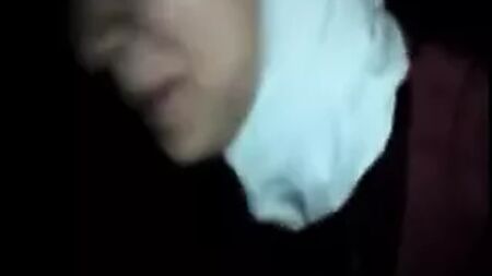 Una sgualdrina araba con l'hijab e il fidanzato in macchina