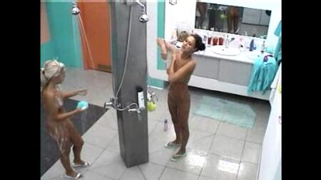 Grande Fratello 4 Polonia - Paulina W, Kasia S nude - sotto la doccia (2007)