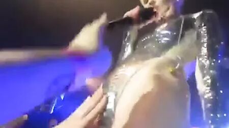 La provocante Miley Cyrus lascia che i fan le tocchino la figa