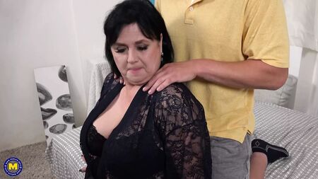 Una donna matura formosa e naturale si fa un ragazzo giovane