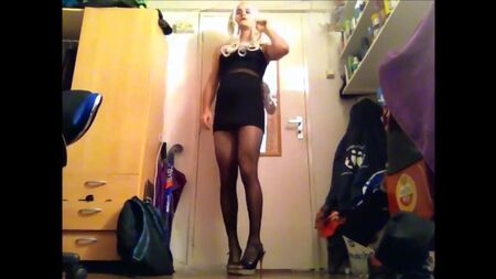 La sensuale Sasha in abito nero