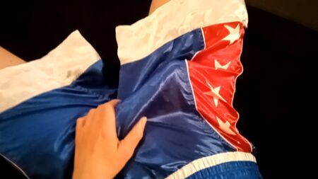 eiaculazione nei boxer di raso con masturbazione manuale