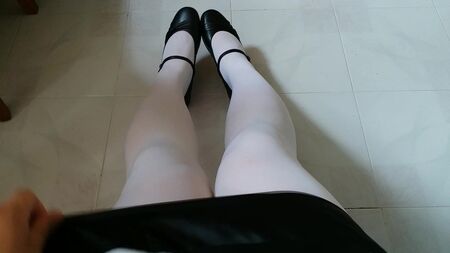 Teaser: Mary Jane nere con collant bianchi