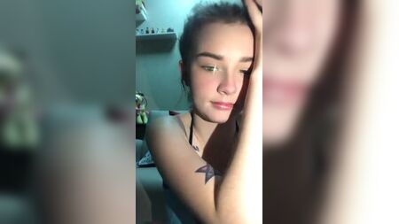 Ragazza sexy che si scatta dei selfie in reggiseno.mp4